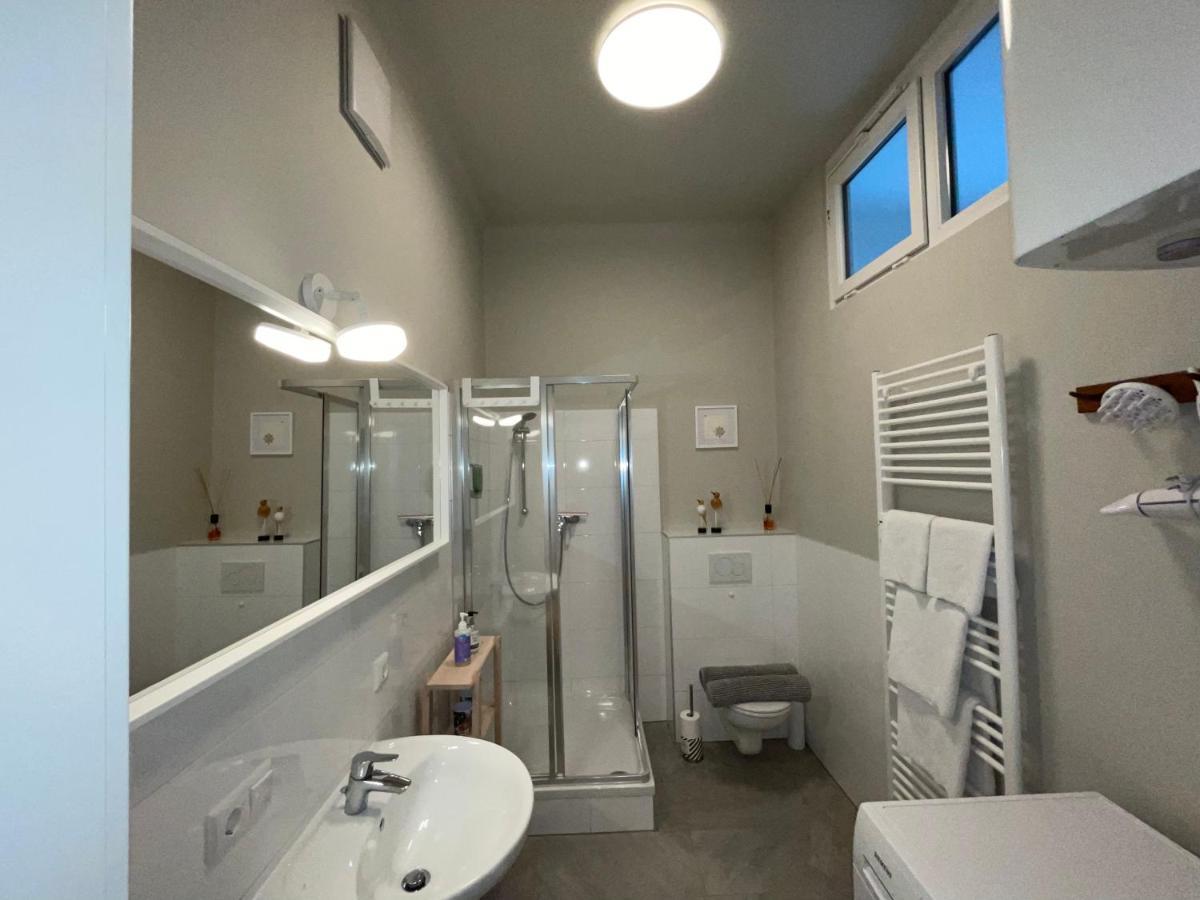 White Flat By Grazrentals With Cool Location & Free Parking Extérieur photo